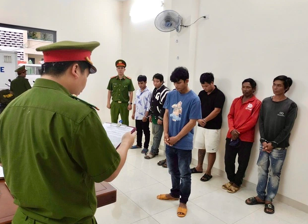 Sợ thật, đà:o heo ti:êu hủ:y do dị:ch bệ:nh, m:ổ x:ẻ đem ra b:án ngoài thị trường.