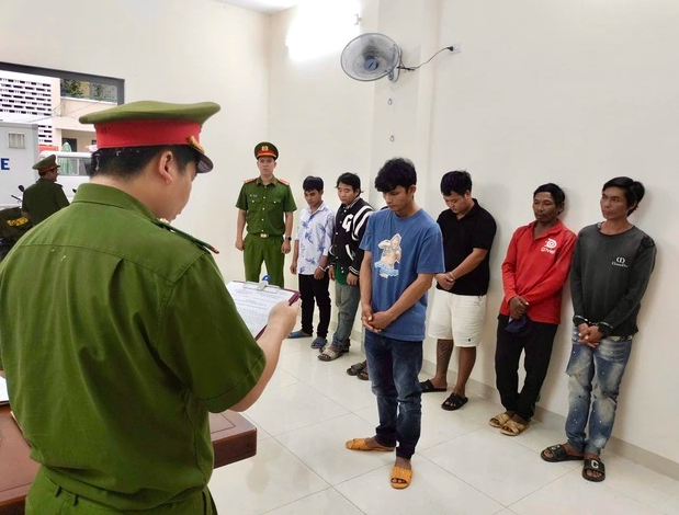 Sợ thật, đà:o heo ti:êu hủ:y do dị:ch bệ:nh, m:ổ x:ẻ đem ra b:án ngoài thị trường.