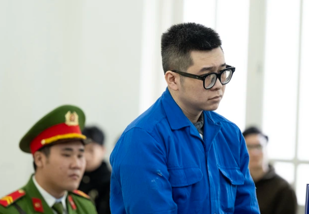 Xét xử người đàn ông hà:nh hu:ng phụ nữ tại sảnh chung cư Hà Nội: Bị cá:o liên tục cúi gằm mặt tại tòa, thái độ gây chú ý.