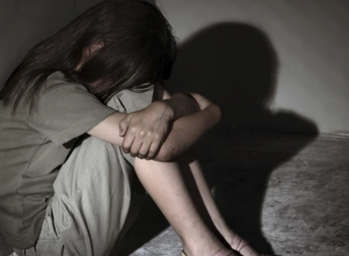 Chuyện gì thế này, thầy giáo bị t:ố sà:m s:ỡ nữ sinh lớp 8 trong phòng học: ‘Không thể chấp nhận được’