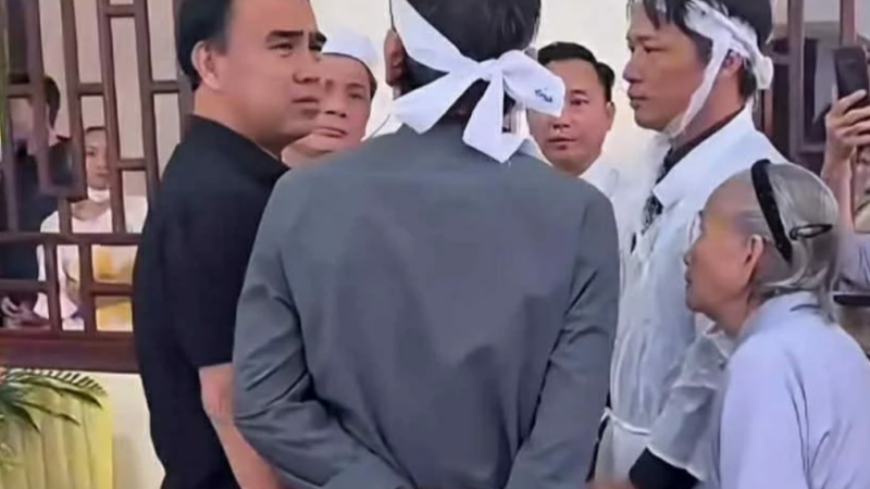 MC Quyền Linh ra viế:ng thăm m:ộ, con trai NS Thương Tín xúc động nói 1 điều: ‘Riêng dàn nghệ sĩ, nể nhất mỗi chú, sống rất tình nghĩa’