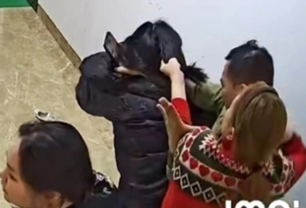 Tiết l:ộ tin nhắn chồng của người phụ nữ đá:nh hàng xóm ở chung cư Hà Nội xin xỏ n:ạn nhâ:n tha cho.