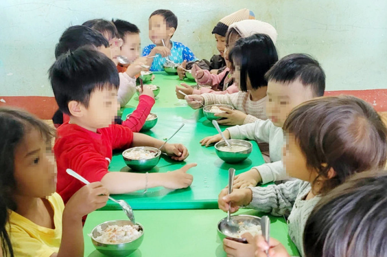 Một trường mầm non bị t:ố ‘ăn chặn’ 1kg thịt của học sinh: Hiệu trưởng lên tiếng giải thích.