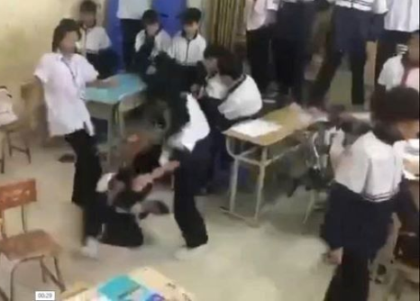 Qúa bức xúc: C:ờ nh:íp nữ sinh bị ké:o lê, đ:á:nh hội đồng tại Hải Phòng, n:ạn nh:ân phải nhập viện.