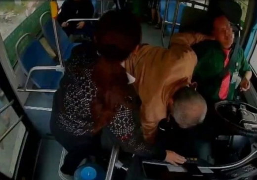 Tài xế xe buýt bất ngờ đ:ột qu:ỵ trong lúc lái và hành động nhanh trí của nhân viên soát vé: ‘Chị quá tinh tế và thông minh’