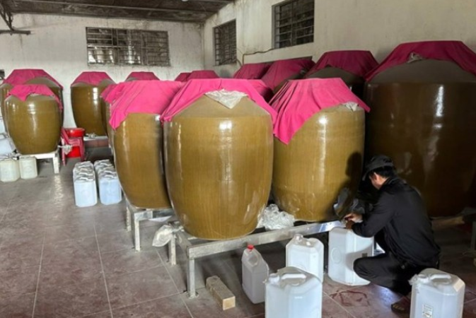 Phát hiện lò rượu gạo b:ẩn ng:uy c:ơ gây ng:ộ đ:ộc ở Hải Phòng: Kiếm tiền bất chấp sức khỏe của người khác.