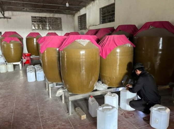 Phát hiện lò rượu gạo b:ẩn ng:uy c:ơ gây ng:ộ đ:ộc ở Hải Phòng: Kiếm tiền bất chấp sức khỏe của người khác.