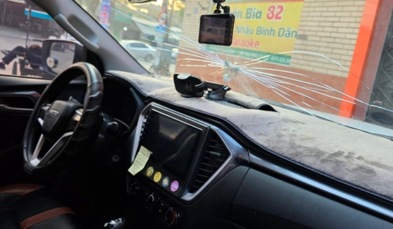 Rõ biểu hiện lạ của người đàn ông nửa đêm trùm áo mưa sang đ:ập ô tô hàng xóm, hé lộ lý do ra tay.