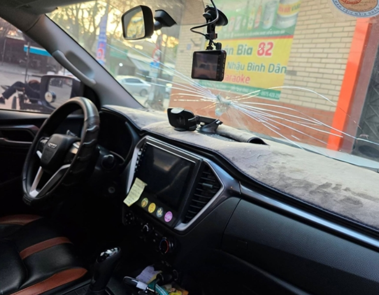 Rõ biểu hiện lạ của người đàn ông nửa đêm trùm áo mưa sang đ:ập ô tô hàng xóm, hé lộ lý do ra tay.