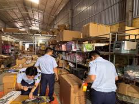 Sợ quá đi, phát hiện 3.000 sản phẩm đồ chơi, thực phẩm không rõ nguồn gốc: Phụ huynh nên lưu ý nhé!