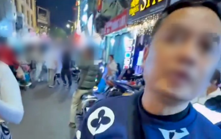 Một người đàn ông ngang nhiên mời chào khách Tây dùng chất cấ:m ở phố cổ Hà Nội: Bức xúc quá đi.