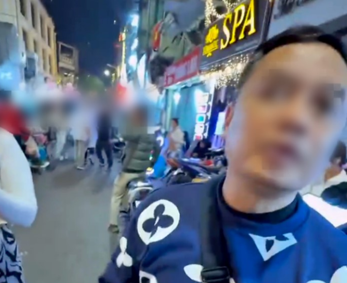 Một người đàn ông ngang nhiên mời chào khách Tây dùng chất cấ:m ở phố cổ Hà Nội: Bức xúc quá đi.