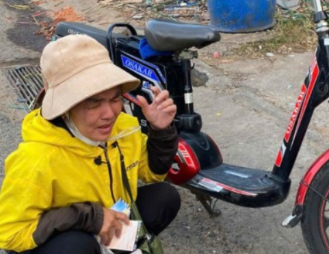 Người phụ nữ nghèo trình báo bị kẻ gi:an trộ:m 800 tờ vé số: Số tiền quá lớn với chị.