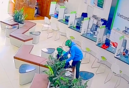 Công an phát thông báo nó:ng truy tìm ngh:i ph:ạm trong vụ 4 cư:ớ:p ngân hàng Gia Lai chỉ trong một phút, cuỗm đi số tiền cực lớn.