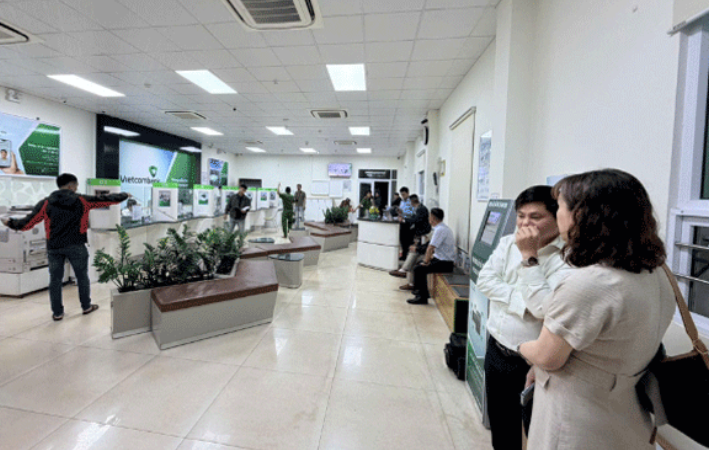 Người phụ nữ s:ợ h:ãi, kể lại giây phút cầm 300 triệu tới Ngân hàng: Run sợ khi thấy 2 g:ã đàn ông đang cư:ớ:p tiền.