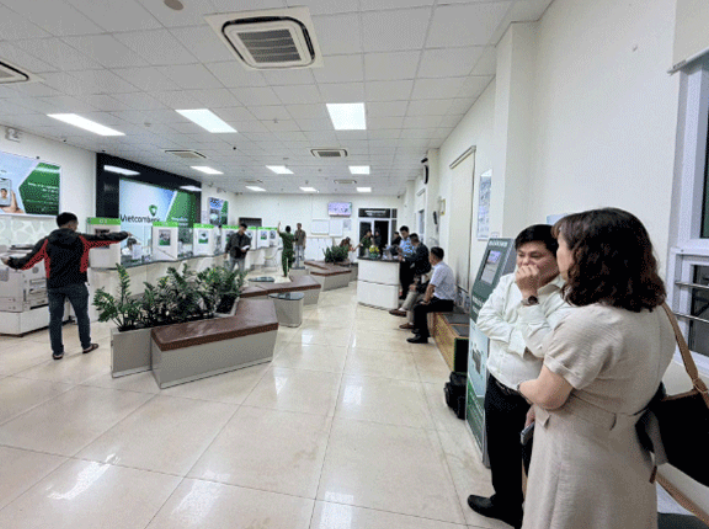 Người phụ nữ s:ợ h:ãi, kể lại giây phút cầm 300 triệu tới Ngân hàng: Run sợ khi thấy 2 g:ã đàn ông đang cư:ớ:p tiền.