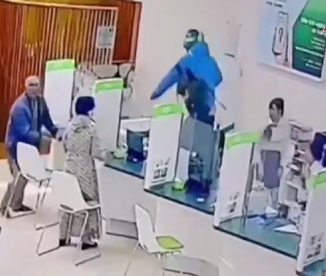 Nhân viên Ngân hàng nhấn chuông báo động, n:ém tiền vào s:ọt rác khi thấy tên cư:ớ:p: Chị quá tỉnh và thông minh.