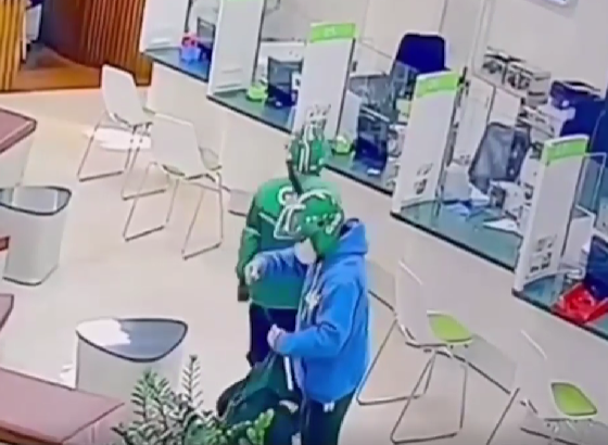 Đang tìm nguồn gốc áo, mũ Grab được hai đối tượng sử dụng trong cư:ớ:p ngân hàng ở Gia Lai.