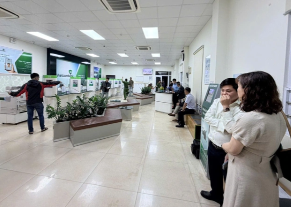 Người dân tới gởi tiền Ngân Hàng kể lại: “Tôi mà tới sớm 1 phút nữa thôi là mất 300 triệu đồng rồi”.