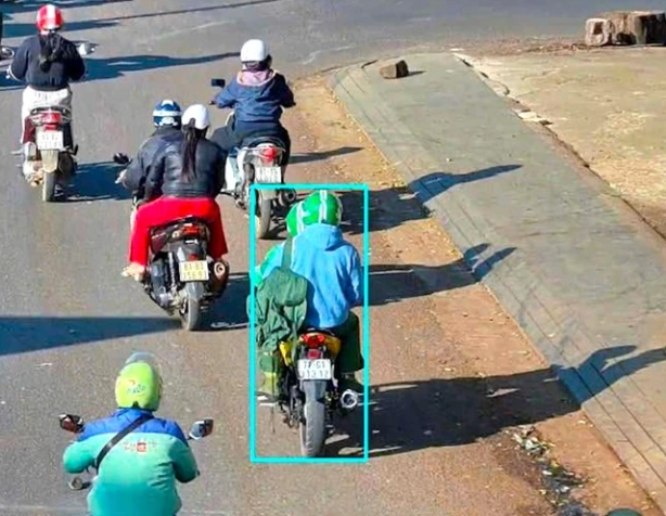 Công an Gia Lai rà soát đơn hàng ‘áo khoác và mũ bảo hiểm in chữ Grab’ để tìm ra nghi phạm cư:ớ:p Ngân hàng: “Chạy đâu mà thoát”