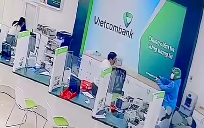 Một nhân chứng kể lại trong vụ cư:ớ:p Ngân hàng ở Gia Lai: “Tên c:ư:ớp nhìn tôi, tr:ừng m:ắt lên khiến ti:m tôi đ:ập lo:ạn x:ạ”