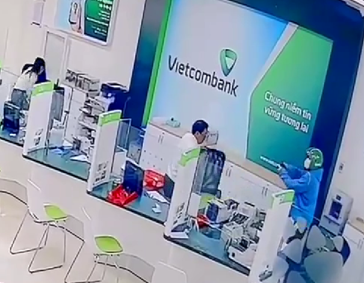 Một nhân chứng kể lại trong vụ cư:ớ:p Ngân hàng ở Gia Lai: “Tên c:ư:ớp nhìn tôi, tr:ừng m:ắt lên khiến ti:m tôi đ:ập lo:ạn x:ạ”