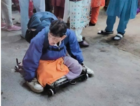 Kinh ngạc với triệu phú xe lăn: Sáng đi ăn xin, chiều tối về mặc áo vest đi thu nợ.