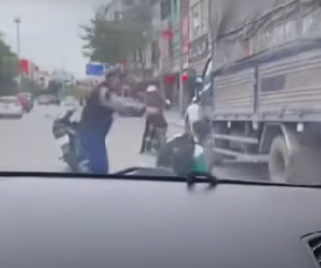 Bức xúc: Nam sinh bị người đàn ông t:ác độ:ng v:ật l:ý sau v:a ch:ạm, camera ghi lại tất cả hình ảnh.