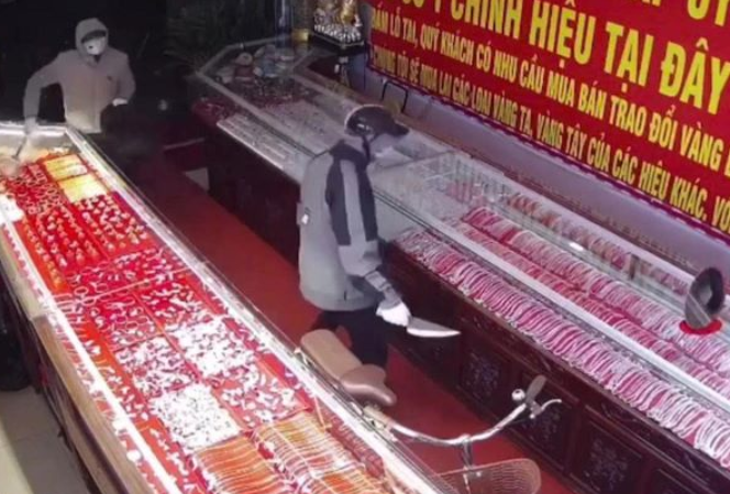 Ki:nh hoà:ng khoảnh khắc hai đối tượng cầ:m d:ao đậ:p kí:nh, v:ơ v:ét vàng trong đêm ở Ninh Bình: Bức xúc quá đi.