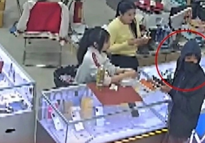 Đã tr:uy ra danh tính nam thanh niên vượt hơn 200km, bịt mặt, gi:ả vờ mua rồi cư:ớ:p luôn điện thoại iPhone 17 Pro Max.