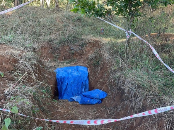 Phát hiện thêm manh mối mới từ chiếc hố chôn xe máy ngh:i của 2 tên cư:ớ:p ngân hàng ở Gia Lai: Có nhiều dấu hiệu đáng ngờ.