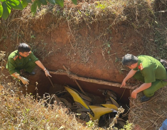 Công an công bố về đặc điểm nhận dạng 2 nghi phạm và chiếc xe máy dùng để cư:ớ:p ngân hàng ở Gia Lai.