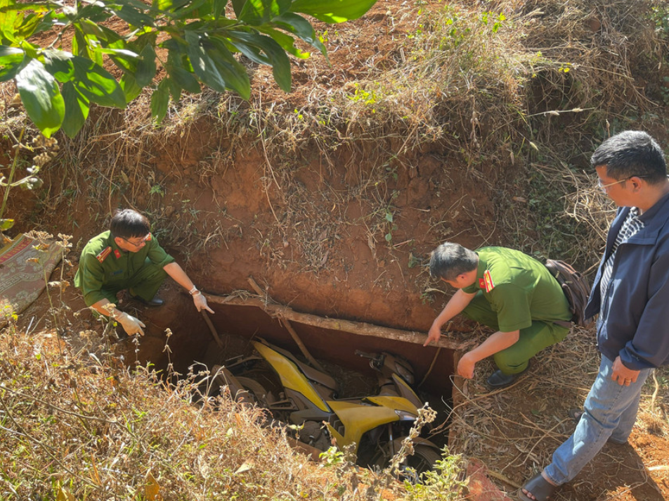 CA truy tìm nguồn gốc tấm ván gỗ trong vụ cư:ớ:p Ngân hàng ở Gia Lai: “Rồi cũng sẽ lòi ra th:ủ ph:ạm, chạy đâu cho thoát”.