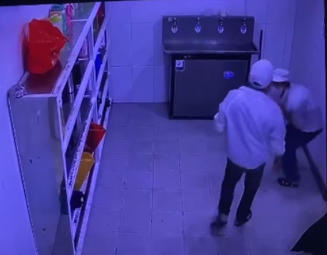 Bức xúc một nam công nhân ở KCN Đồng Nai s:àm s:ỡ đồng nghiệp, camera ghi lại hình ảnh gây s:ố/c.