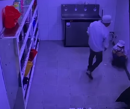 Rõ cái kết của g:ã công nhân sà:m s:ỡ đồng nghiệp trong công ty, hé lộ mối qu:an h:ệ của hai người.