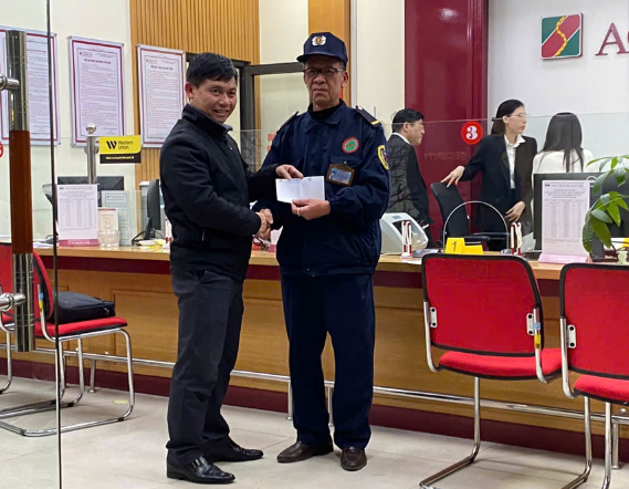 Bảo vệ kể lại khoảnh khắc rư:ợ:t đuổi và bắ:t tên cư:ớ:p Ngân hàng ở Lào Cai: “Lúc ấy chỉ nghĩ tới việc phải tóm hắn cho bằng được thôi”