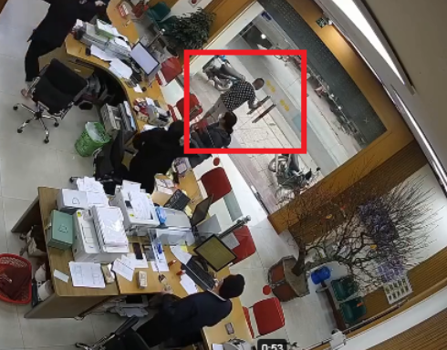 Camera tiết lộ chi tiết bất ngờ vụ cướp ngân hàng ở Lào Cai: Hành động của nghi phạm rất dứt khoát.