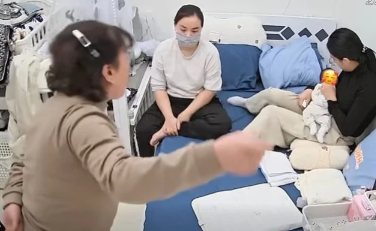 Phương Oanh và mẹ ruột đang rần rần vào lúc này: Vì sao lại có thể bênh vực  chuyện ngo:ạ:i tình cơ chứ?