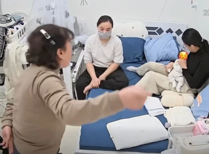 Phương Oanh và mẹ ruột đang rần rần vào lúc này: Vì sao lại có thể bênh vực  chuyện ngo:ạ:i tình cơ chứ?