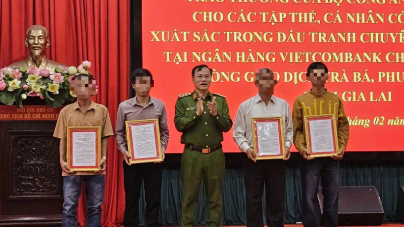 Rõ số tiền thưởng cho 5 người dân giúp ph:á á:n nhanh và thành công vụ cư:ớ:p Ngân hàng ở Gia Lai: Các anh xứng đáng lắm!