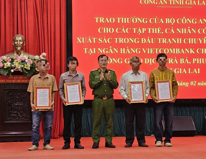 Rõ số tiền thưởng cho 5 người dân giúp ph:á á:n nhanh và thành công vụ cư:ớ:p Ngân hàng ở Gia Lai: Các anh xứng đáng lắm!