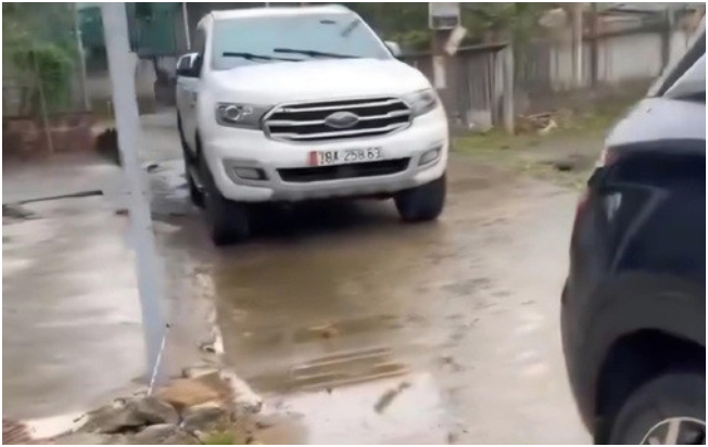 Đã rõ án ph:ạ:t của tài xế đỗ ô tô chặ:n lối đi còn thách thức ‘đỗ đến mai’, thách phạt 100 triệu cũng không sợ: Chuyến này đi xa rồi