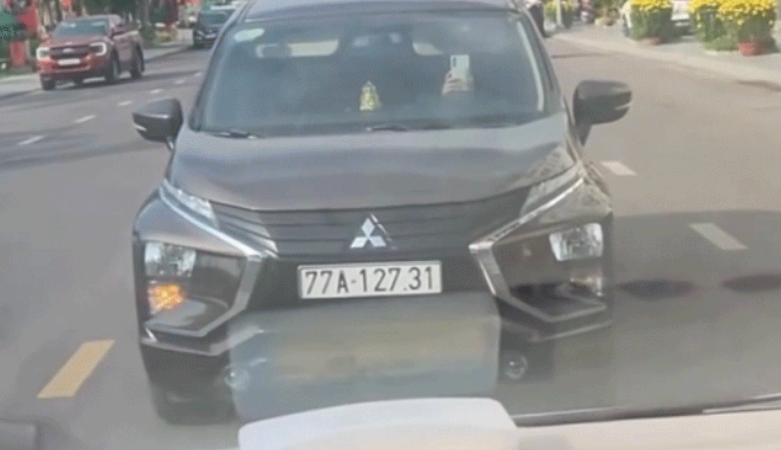 Rõ danh tính nữ tài xế dừng chắn làn ngược chiều, cờ nhíp ghi lại toàn bộ quá trình 2 ô tô ‘mặt đối mặt’