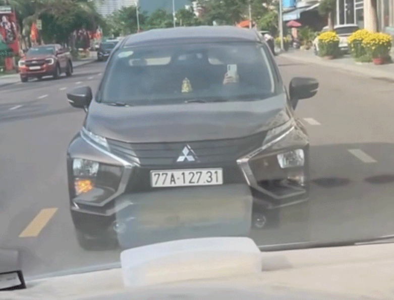 Rõ danh tính nữ tài xế dừng chắn làn ngược chiều, cờ nhíp ghi lại toàn bộ quá trình 2 ô tô ‘mặt đối mặt’