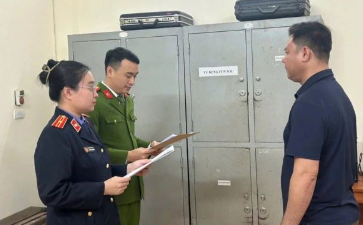 Vụ ‘khóa đầu, khóa đuôi’ xe tại Hà Tĩnh: Người điều thêm ô tô đối diện hình ph:ạt nào, luật sư phân tích rõ.