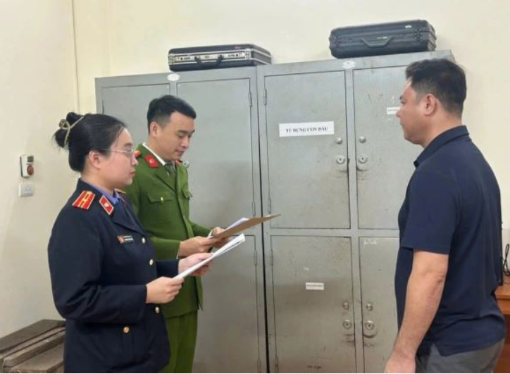 Vụ ‘khóa đầu, khóa đuôi’ xe tại Hà Tĩnh: Người điều thêm ô tô đối diện hình ph:ạt nào, luật sư phân tích rõ.