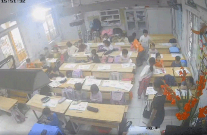 Quá b:ức x:úc: Cô giáo bắt các học sinh phải li:ế:m đất vì lớp không được vệ sinh sạch sẽ, xú:c miệng nhiều lần vẫn dính đất cát.