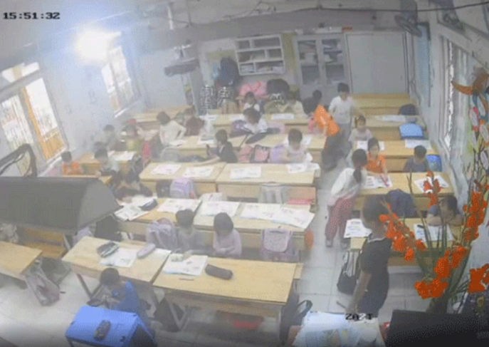 Quá b:ức x:úc: Cô giáo bắt các học sinh phải li:ế:m đất vì lớp không được vệ sinh sạch sẽ, xú:c miệng nhiều lần vẫn dính đất cát.