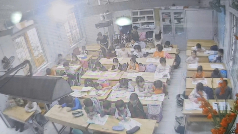 Thôi xong, tạm thời cho cô giáo bộ môn thôi đứng lớp vụ bắt học sinh li:ếm đất.