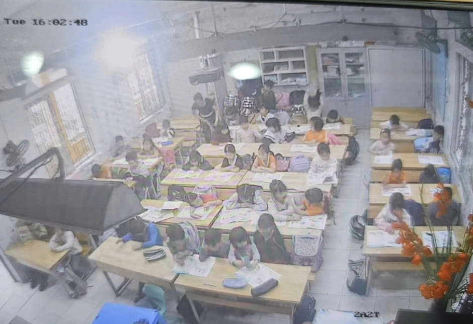 Thôi xong, tạm thời cho cô giáo bộ môn thôi đứng lớp vụ bắt học sinh li:ếm đất.